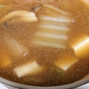 白菜と豆腐としめじのお味噌汁